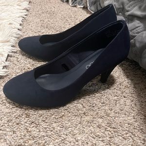 Size 6 navy blue short heels